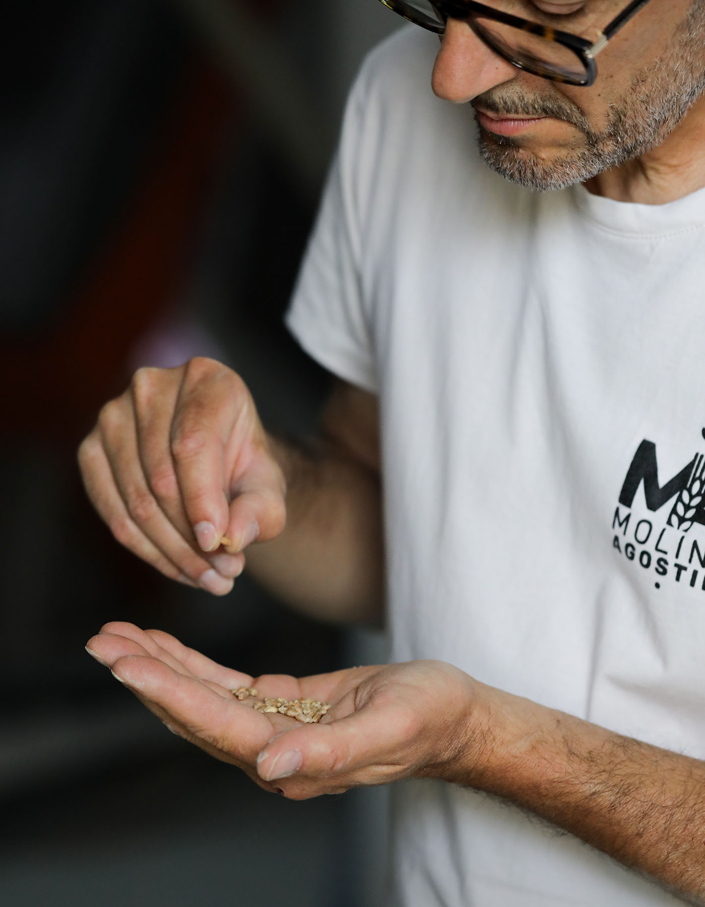 Mani e maglietta con il logo Molino Agostini