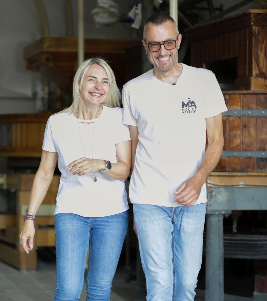 Un uomo e una donna in piedi nel laboratorio