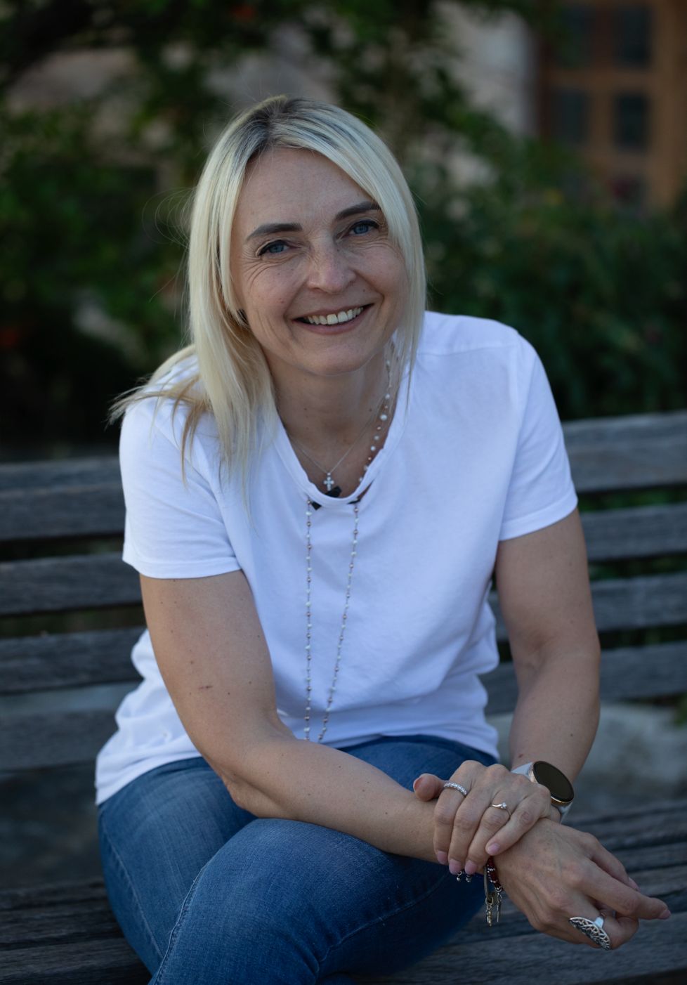 Una donna sorridente seduta all'aperto