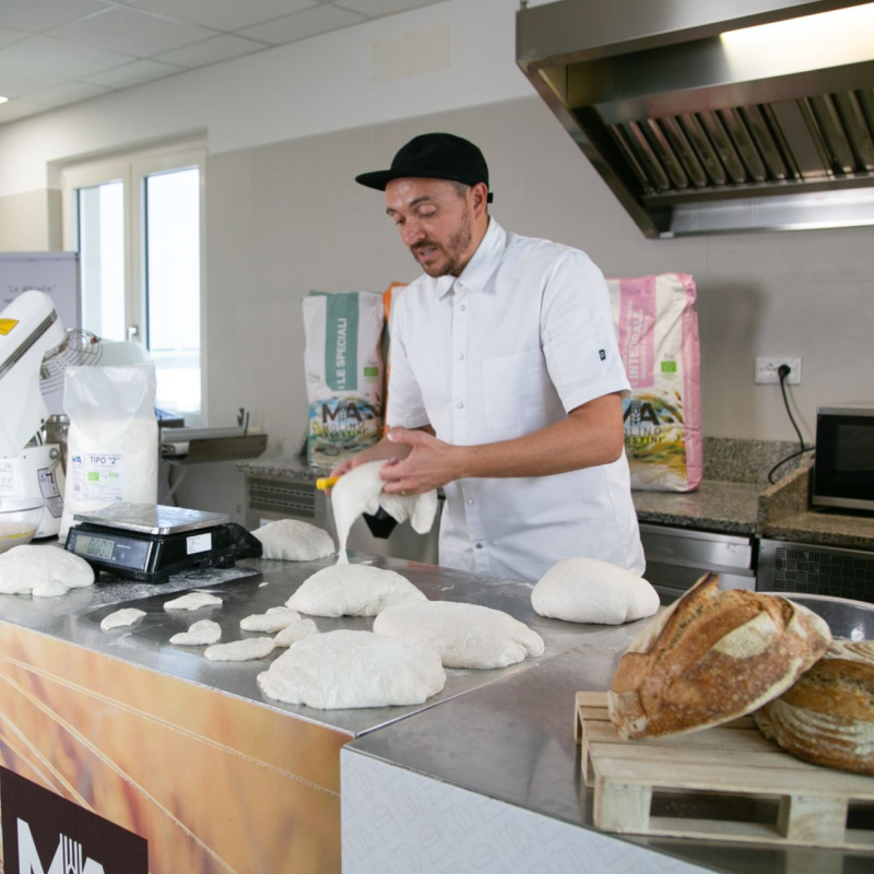 Panificatore al lavoro alla Scuola del Molino Agostini