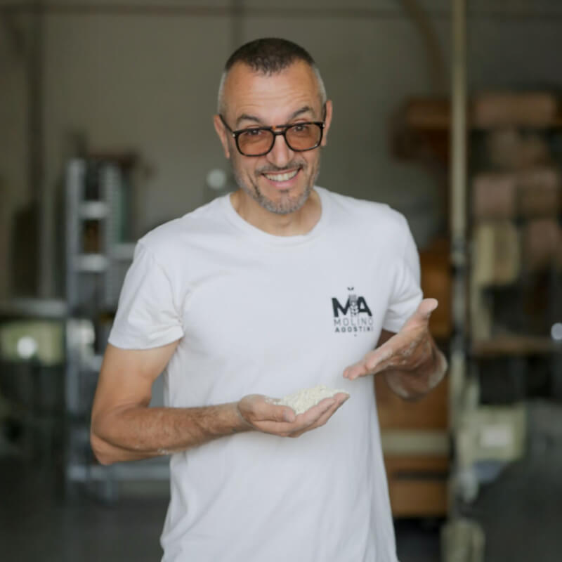Consulenza di un panificatore in bottega