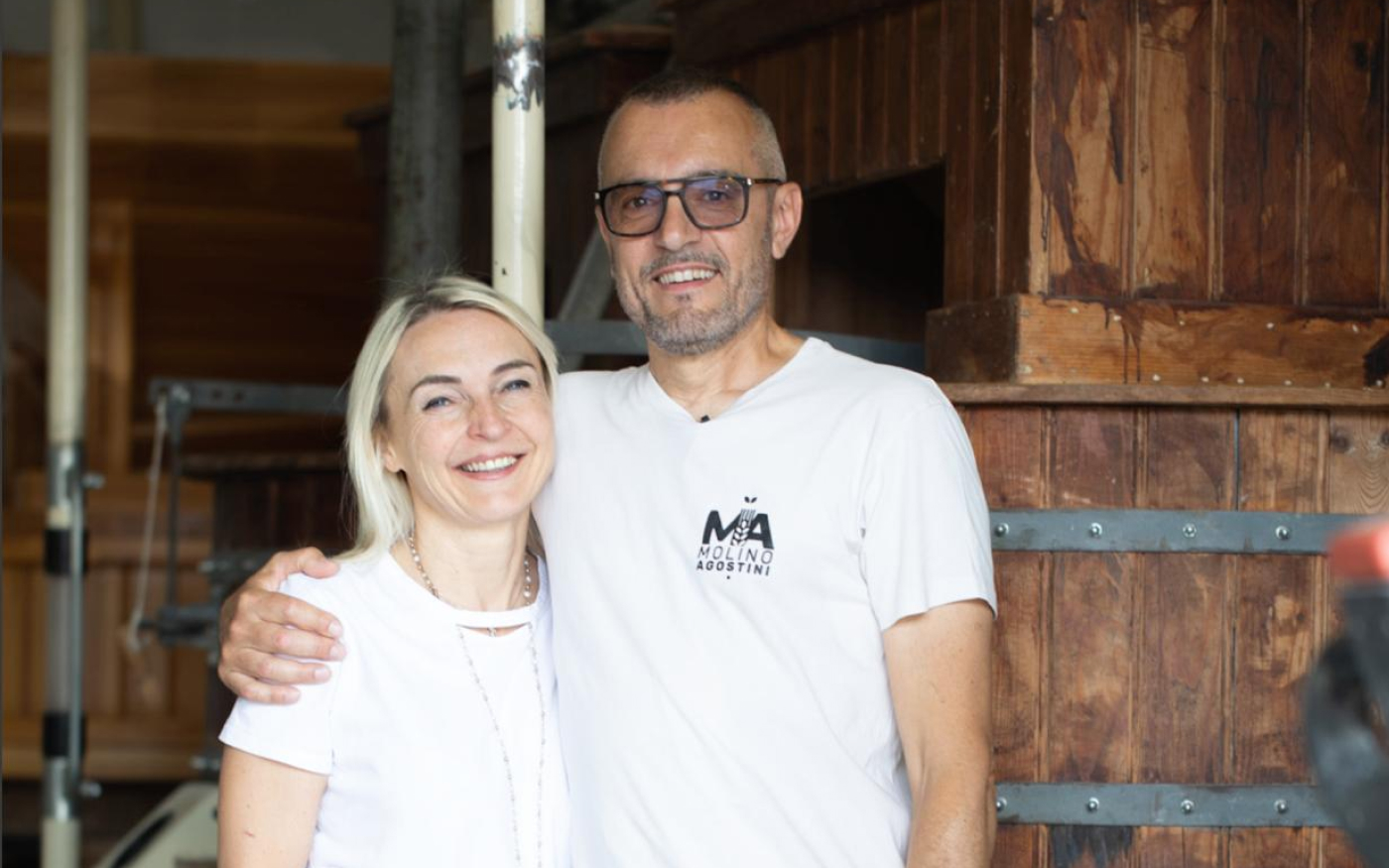Titolari del Molino Agostini davanti al portone del molino