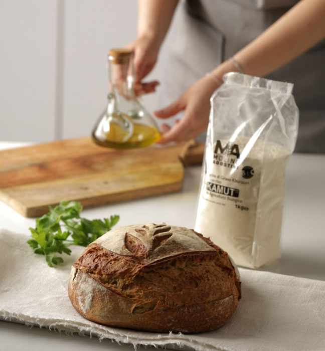 Farina e olio su un tagliere con pane